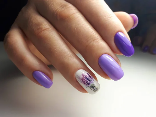 Main Femme Avec Manucure Violette Avec Ongles Blancs Lavande — Photo