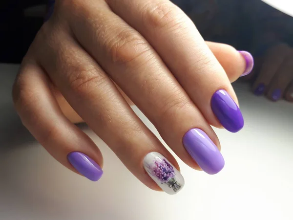 Main Femme Avec Manucure Violette Avec Ongles Blancs Lavande — Photo