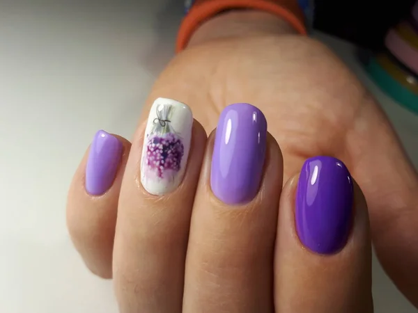 Frauenhand Mit Lavendelviolett Maniküre Mit Weißen Und Lavendelfarbenen Fingernägeln — Stockfoto
