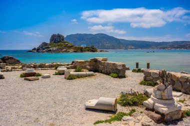 Güzel ada Kastri 'nin önündeki Basilica St. Stefanos harabeleri - Yunanistan' ın Kos kentinin güzel sahil manzarası