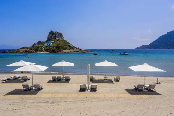 Silla Cubierta Sombrilla Hermosa Playa Agios Stefanos Frente Paraíso Island Imagen De Stock