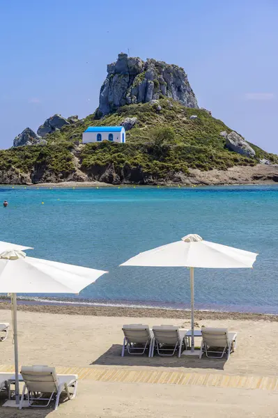 Silla Cubierta Sombrilla Hermosa Playa Agios Stefanos Frente Paraíso Island Imágenes de stock libres de derechos