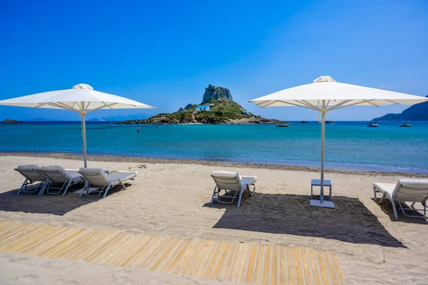 Silla Cubierta Sombrilla Hermosa Playa Agios Stefanos Frente Paraíso Island Imágenes de stock libres de derechos