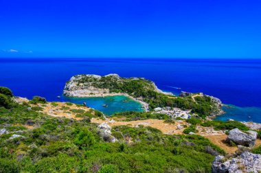 Anthony Quinn Körfezi - Rhodos adasında cennet sahili olan güzel sahil manzarası - Yunanistan, Avrupa 'da seyahat noktası