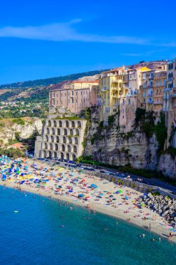 Tropea City Plajı - Calabria 'da cennet kumsalı olan güzel sahil manzarası - Güney İtalya, Avrupa' da seyahat noktası