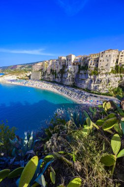 Tropea City Plajı - Calabria 'da cennet kumsalı olan güzel sahil manzarası - Güney İtalya, Avrupa' da seyahat noktası