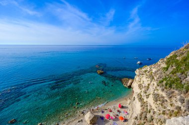 Tropea City Plajı - Calabria 'da cennet kumsalı olan güzel sahil manzarası - Güney İtalya, Avrupa' da seyahat noktası