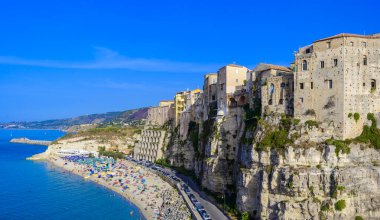 Tropea City Plajı - Calabria 'da cennet kumsalı olan güzel sahil manzarası - Güney İtalya, Avrupa' da seyahat noktası