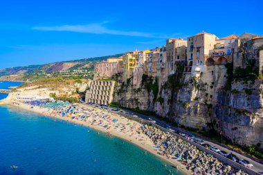 Tropea City Plajı - Calabria 'da cennet kumsalı olan güzel sahil manzarası - Güney İtalya, Avrupa' da seyahat noktası