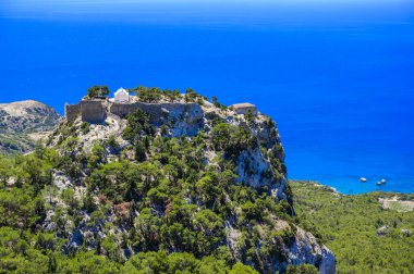 Cennet manzarasındaki Monolithos Şatosu - Yunanistan 'ın güzel Rodos adasında seyahat yeri