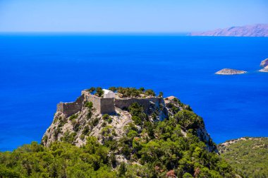 Cennet manzarasındaki Monolithos Şatosu - Yunanistan 'ın güzel Rodos adasında seyahat yeri