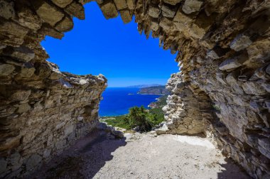 Cennet manzarasındaki Monolithos Şatosu - Yunanistan 'ın güzel Rodos adasında seyahat yeri
