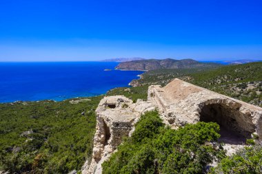 Cennet manzarasındaki Monolithos Şatosu - Yunanistan 'ın güzel Rodos adasında seyahat yeri