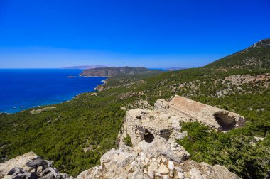 Cennet manzarasındaki Monolithos Şatosu - Yunanistan 'ın güzel Rodos adasında seyahat yeri