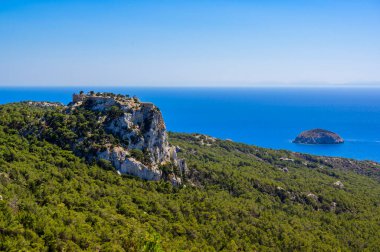 Cennet manzarasındaki Monolithos Şatosu - Yunanistan 'ın güzel Rodos adasında seyahat yeri