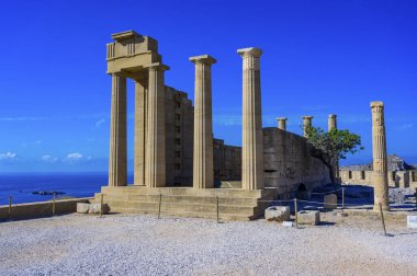 Akropolis in Lindos in Paradise manzara - güzel ada Rhodes, Yunanistan 'da seyahat