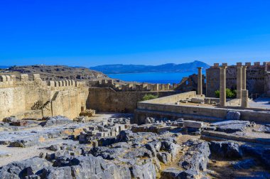 Akropolis in Lindos in Paradise manzara - güzel ada Rhodes, Yunanistan 'da seyahat