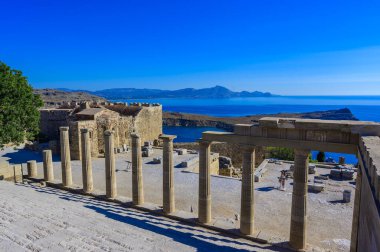 Akropolis in Lindos in Paradise manzara - güzel ada Rhodes, Yunanistan 'da seyahat