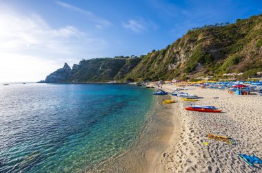 Capo Vaticano 'daki Grotticelle Plajı - Calabria sahilindeki cennet plajı - İtalya' da seyahat yeri