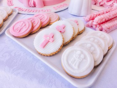 Ahşap arka planda pembe ve beyaz şekerlemeler.