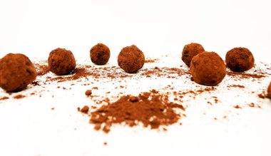 Beyaz arka planda çikolatalı trüf.