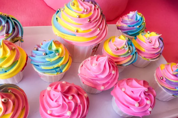 Bunte Cupcakes Mit Sahne Und Streusel Auf Weißem Hintergrund — Stockfoto