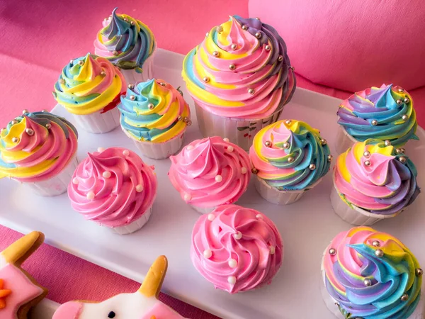 Deliciosos Cupcakes Con Espolvoreos Colores Mesa — Foto de Stock