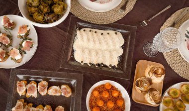 Ahşap arka planda farklı tabaklar var.