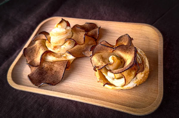 Beyaz bir arka plan üzerinde ahşap bir kase mantar