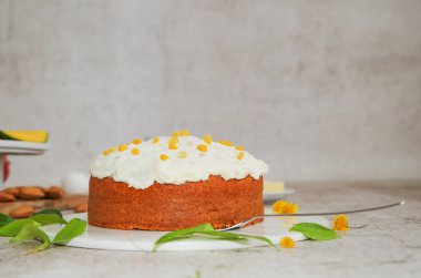 Beyaz kremalı paskalya pastası ve tabağındaki hamurdan kesilmiş. Noel konsepti.