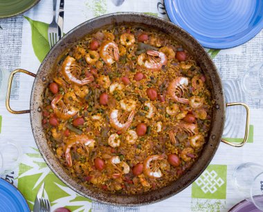 Geleneksel İspanyol paella, karidesli deniz ürünleri yemeği, karides.