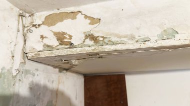 Duvar binanın tavanının altında..