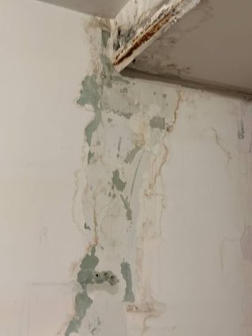 Büyük pencereli eski duvar