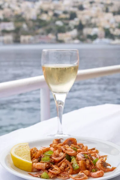 Plateful Symi Shrimp Served Ith Slice Lemon Glass Greek White — Foto de Stock
