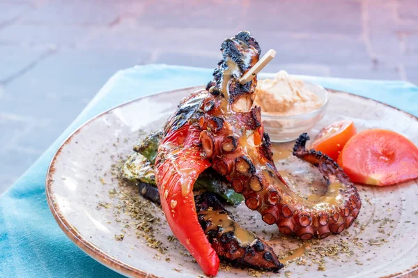 Grilovaná Chobotnice Podávaná Zeleninou Humusem Restauraci Rhodosu Řecko — Stock fotografie