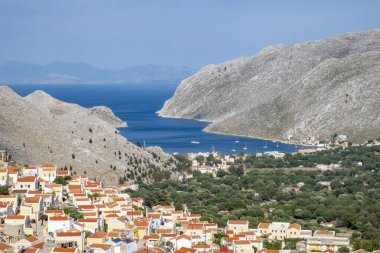 Yunanistan 'daki Symi Şatosundan Pedi Limanı ve Köy Manzarası