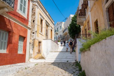 Symi, Yunanistan - 19 Mayıs 2023: Yunanistan 'ın Symi kentindeki Kali Strata Merdivenlerinde Yukarı ve Aşağı Giden Turistler
