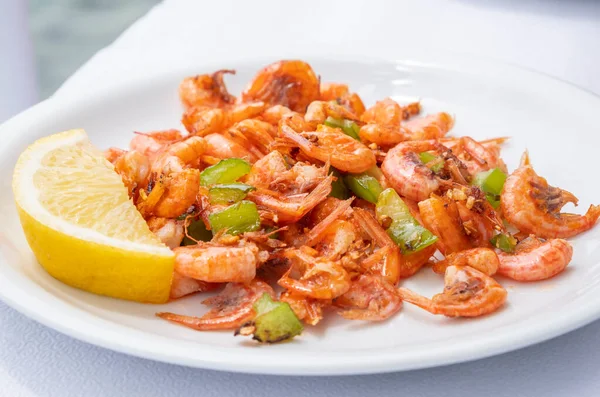 Plateful Fried Shrimp Servido Con Una Cuña Limón Restaurante Symi — Foto de Stock