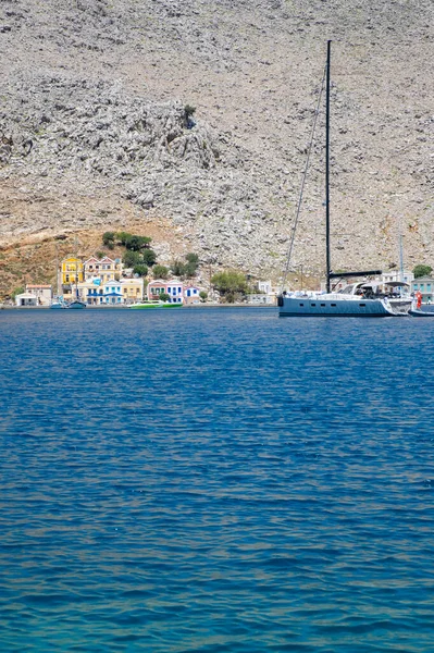 一艘游艇停泊在希腊西米的Pedi港 — 图库照片
