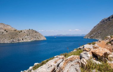 Güneşli bir günde Yunanistan 'ın St. Nicholas Sahili yakınlarındaki Güzel Akdeniz manzarası