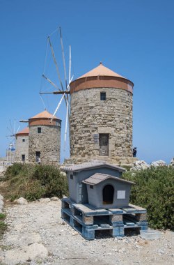 Rhodes Limanı 'ndaki Üç Değirmen ve Bölgenin Başıboş Kedileri İçin Ön Alandaki Yükseltilmiş Kedi Evleri