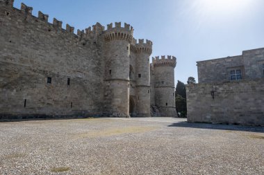 Güneşli bir günde Rodos Şövalyelerinin Büyük Ustasının Sarayı 'nın dışında.