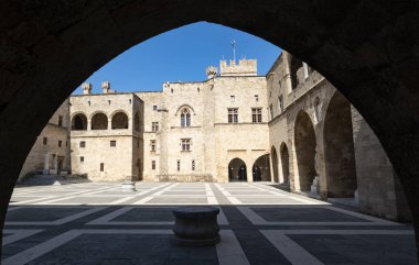 Rodos Şövalyelerinin Büyük Ustasının Sarayı 'nın Kısmi İç Avlusu Bir Gotik Kemer Arkasında Görüldü