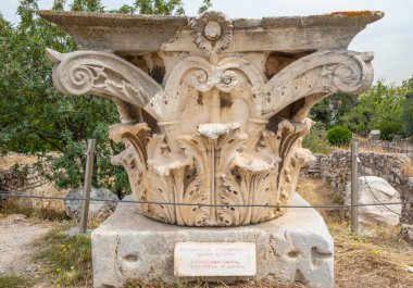 Süslü Korint Sütununun Üstünün Kapanışı