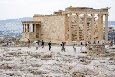 Atina, Yunanistan - 15 Mayıs 2023: Bir Öğleden Sonra Akropolis 'te Athena Nike Tapınağı' nın önüne dağılan turistler 