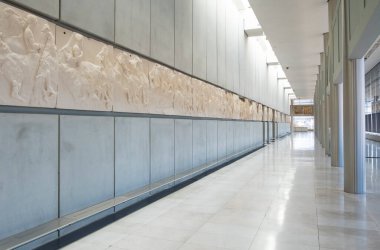 Atina, Yunanistan - 15 Mayıs 2023: Partenon 'dan gelen orijinal mermer eğriler Akropolis Müzesi' nin Güzel Ayarları 'nda sergileniyor