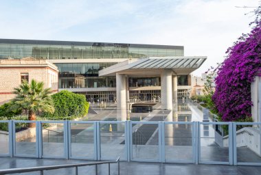 Atina, Yunanistan - 26 Mayıs 2023: Güneşli bir günde Akropol Müzesinin Ana Girişinin Dış Görünümü