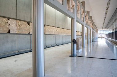 Atina, Yunanistan - 26 Mayıs 2023: Partenon 'dan gelen orijinal mermer eğriler Akropolis Müzesi' nin Güzel Ayarları 'nda sergileniyor