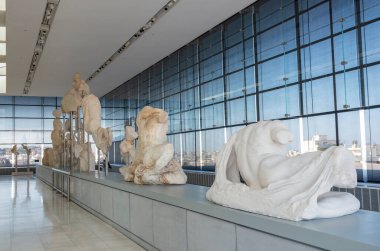 Atina, Yunanistan - 26 Mayıs 2023: Akropol Müzesinin İçi Akropolis 'ten çeşitli orijinal mermer heykeller veya heykeller sergileniyor