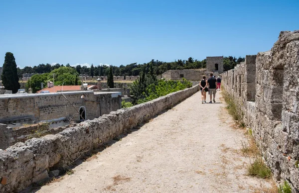 Rodos Grecja Maja 2023 Turyści Spacerujący Murze Średniowiecznego Miasta Rodos — Zdjęcie stockowe